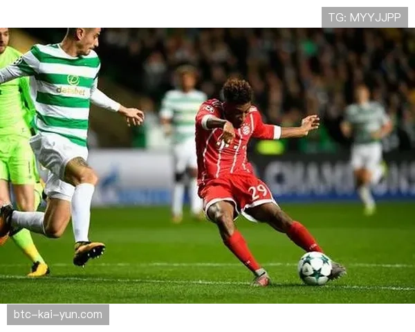 镜头聚焦：科曼在右路连续三次尝试过人未果，最终选择回传